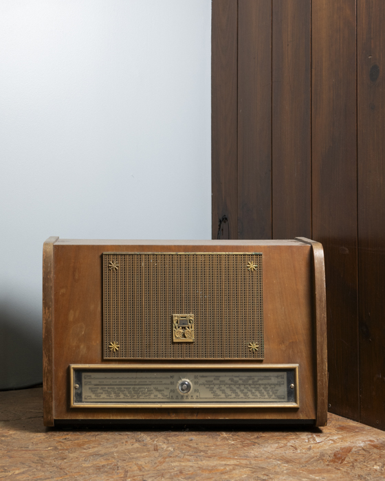 Radio en bois des années 1930, design rétro et ambiance vintage au Studio Hop, Toulouse